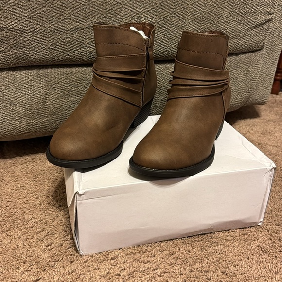 NIB Luoika size 8Wide Width Women’s Brown Ankle Boots - Picture 2 of 9